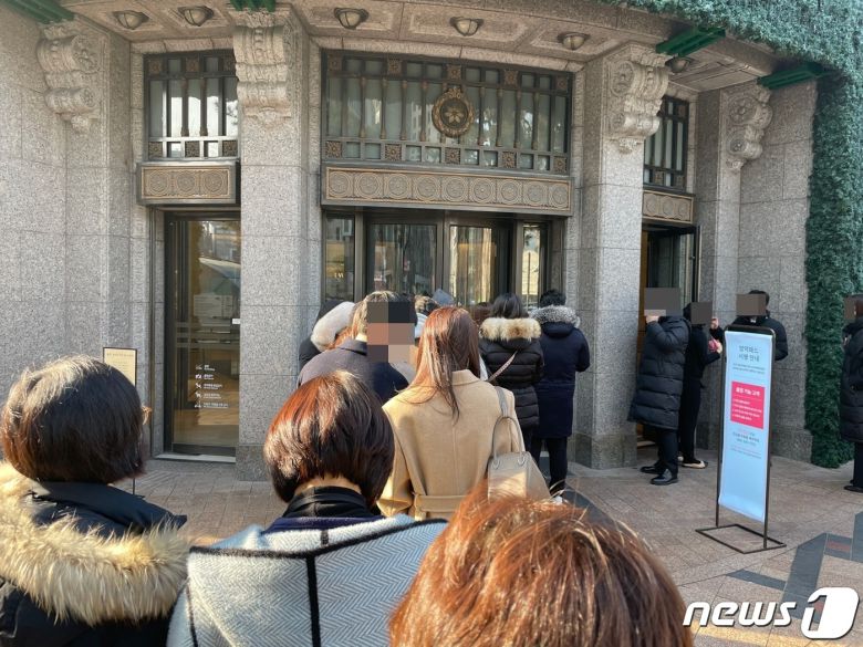 이날 오전에는 샤넬, 롤렉스 오픈런 대기 줄뿐 아니라 일반 출입구에도 다수의 고객들이 줄을 서 있었다. © 뉴스1 신민경 기자