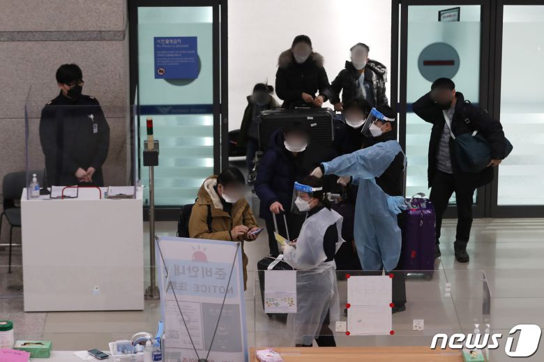 카자흐스탄의 대규모 소요 사태로 발이 묶여있던 아시아나 항공 승객들이 13일 인천공항 제1터미널에 도착하고 있다. 이날 아시아나 항공기 5781편으로 귀국한 승객과 승무원은 총 47명으로, 주한 카자흐스탄 대사관 근무자 가족 4명을 제외하고는 전부 우리 국민이다. 이들은 8일간 현지에 계류돼 있다가 알마티 국제공항이 정상화 되면서 귀국했다. 알마티에 입국했다가 시위로 인해 호텔로 대피했던 승객 7명 중 3명도 이번 귀국 항공편에 탑승했다. 2022.1.13/뉴스1 © News1 이성철 기자