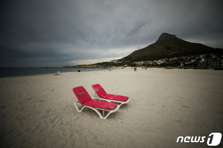 오미크론 변이발 코로나19 재유행으로 해외여행이 다시 주춤한 가운데, 남아프리카공화국 케이프타운 캠스베이 해변에 텅 빈 리클라이너가 보인다. 2021. 12. 3. © 로이터=뉴스1 © News1 최서윤 기자