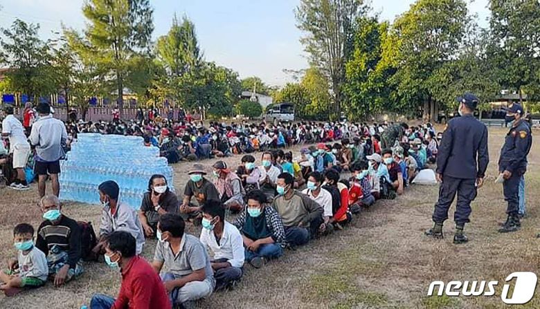 미얀마군과 반군 사이 교전을 피해 피난온 미얀마인들이 태국 국경 인근 매솟 지역에서 줄을 서서 기다리고 있다. 2021.12.17/news1 © AFP=뉴스1 © News1 김민수 기자