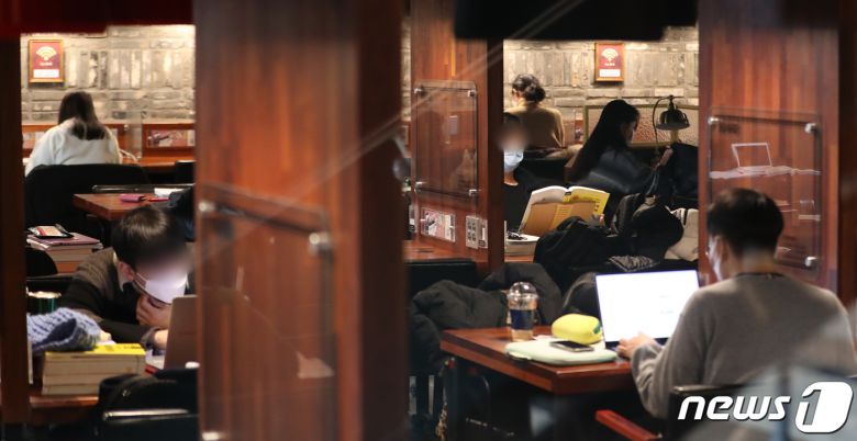 법원이 학원과 독서실, 스터디카페의 방역패스 의무화 효력의 '일시 정지'를 결정한 가운데 5일 서울의 한 스터디카페에서 학생들이 공부를 하고 있다. (자료사진). 2022.1.5/뉴스1 © News1 이성철 기자