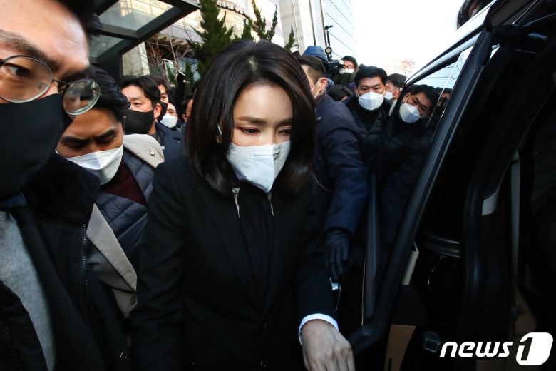 윤석열 국민의힘 대선후보의 부인인 김건희씨가 26일 서울 여의도 중앙당사에서 허위 학·경력 의혹 논란과 관련해 대국민 사과문을 발표한뒤 당사를 나와 차량에 탑승하고 있다. 2021.12.26/뉴스1 © News1 이동해 기자