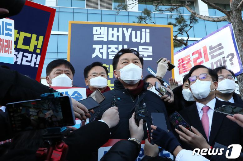 국민의힘 김기현 원내대표와 의원들이 14일 오전 서울 마포구 상암동 MBC 사옥 앞에서 윤석열 대선 후보 배우자 김건희씨의 '7시간 통화 녹취록'을 보도 예고한 MBC를 항의 방문해 발언하고 있다. 2022.1.14/뉴스1 © News1 국회사진취재단
