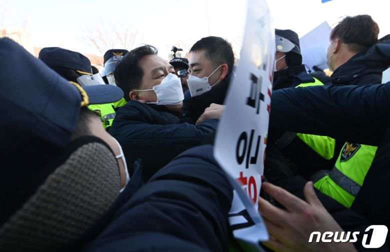 MBC를 항의 방문한 김기현 국민의힘 원내대표가 14일 서울 상암동 MBC에서 더불어민주당 지지자들에게 둘러싸여 있다. 이날 MBC는 윤석열 국민의힘 대선 후보 부인 김건희 씨의 '7시간 통화 녹음' 내용을 보도한다고 예고했다. 2022.1.14/뉴스1 © News1 국회사진취재단
