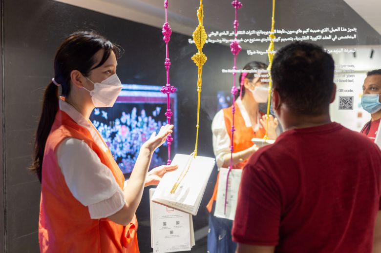 한국 고유의 매듭에 대한 설명을 듣고 있는 외국인 관람객의 모습. 문화재청 제공