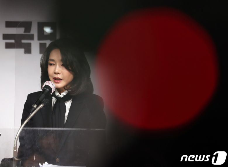 윤석열 국민의힘 대선 후보의 배우자 김건희씨가 26일 오후 서울 여의도 국민의힘 당사에서 허위경력 의혹 등에 대한 입장문 발표를 하고 있다. 2021.12.26/뉴스1 © News1 이동해 기자