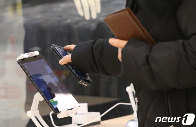 17일 서울의 한 대형마트에서 시민이 QR코드 체크를 하고 있다. 이날 정부가 보습학원·독서실·박물관·영화관·대형마트·백화점 등 마스크를 상시 착용 가능하고 침방울 배출 활동이 적은 시설의 방역패스 적용을 18일부터 해제하겠다고 밝혔다.  2022.1.17/뉴스1 © News1 임세영 기자