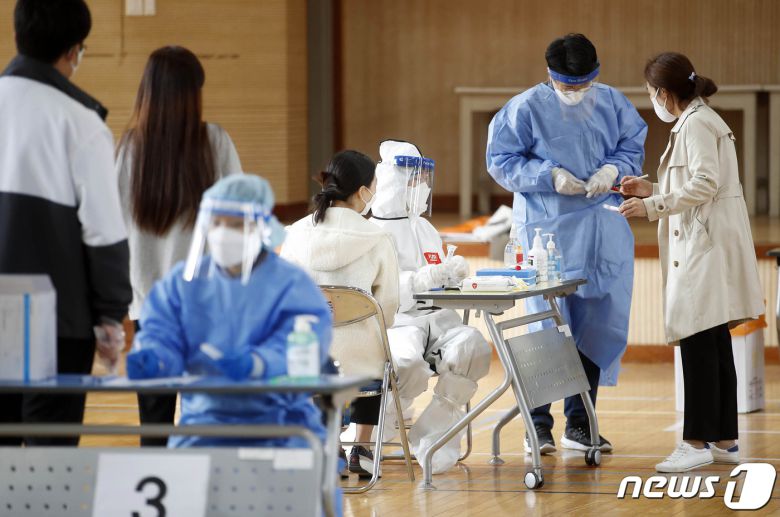 2일 오전 광주 북구 한 중학교에 마련된 신종 코로나바이러스 감염증(코로나19) 임시선별진료소에서 교직원과 학생들이 진단검사를 받고 있다.(광주 북구 제공)2021.11.2/뉴스1 © News1 정다움 기자