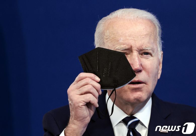 조 바이든 미국 대통령이 13일 (현지시간) 워싱턴 백악관에서 열린 코로나19 대책 회의에 참석해 "마스크는 오미크론 확산을 막기 위해 정말 중요한 도구＂라고 강조하며 ＂마스크 착용은 애국적인 의무＂라고 호소하고 있다. © AFP=뉴스1 © News1 우동명 기자