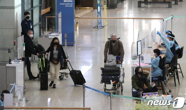 18일 인천국제공항 1터미널에서 해외 입국자들이 이동하고 있다. 방역당국과 서울시 등에 따르면 오미크론 변이 바이러스는 이번 주말 중 국내 감염의 50% 이상을 차지하는 우세종이 될 것으로 관측된다. 지난주(10~16일) 오미크론의 국내 검출률은 26.7%로 2주 전(3~9일) 12.5%의 두 배를 넘어섰다. 해외유입은 전체 분석 1439건 중 오미크론이 1363건(94.7%)으로 대다수를 차지했고 델타 형은 76건(5.3%)에 그쳤다. 2022.1.18/뉴스1 © News1 임세영 기자