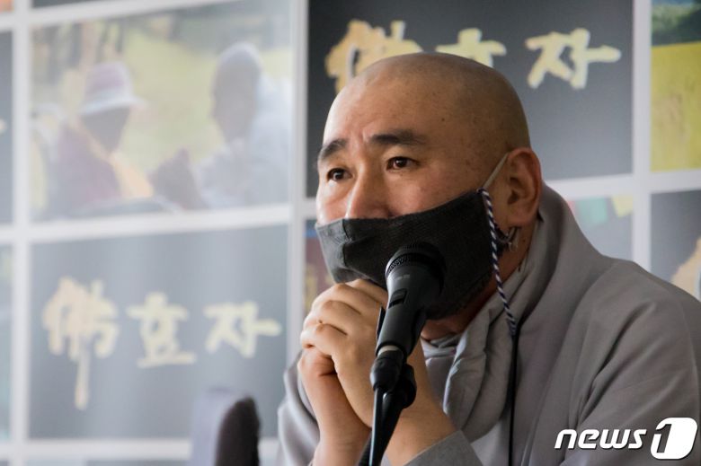 마가스님은 지난 18일 서울 조계종 총무원 2층 회의실에서 영화 '불효자' 주요장면을 보면서 눈시울을 붉히고 있다. © 뉴스1