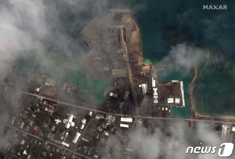 17일 (현지시간) 남태평양 통가 인근 ‘흥가 통가-흥가 하파이’ 해저 화산 폭발 이후 수도 누쿠알로파의 항이 화산재로 덮인 모습이 보인다. © AFP=뉴스1 © News1 우동명 기자