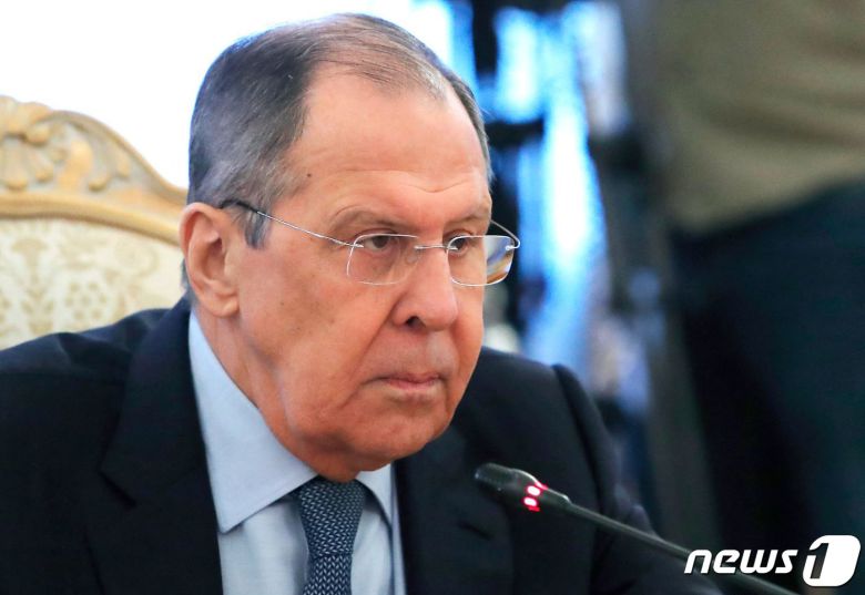 세르게이 라브로프 러시아 외무장관이 18일 (현지시간) 모스크바에서 아날레나 베르보크 독일 외무장관과 회담을 하고 있다. © AFP=뉴스1 © News1 우동명 기자