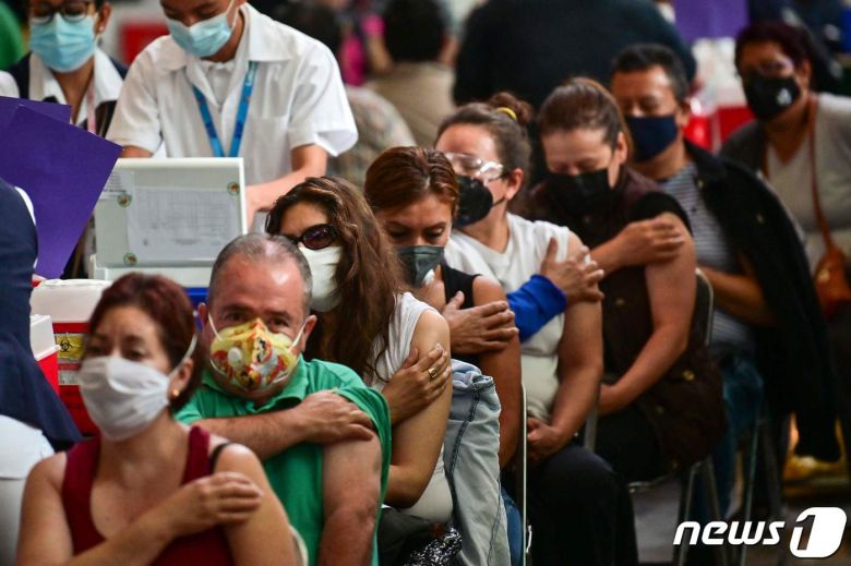 11일(현지시간) 멕시코 수도 멕시코시티 소재 한 도서관에서 50세 이상 연령층 대상으로 신종 코로나바이러스 감염증 백신 화이자 접종을 하고 있다. 2021.05.11 © AFP=뉴스1