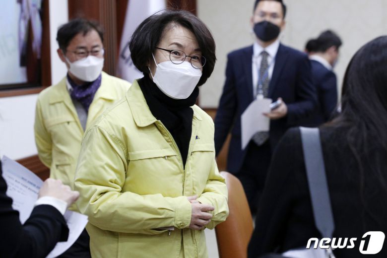 임혜숙 과학기술정보통신부 장관이 20일 오전 서울 종로구 정부서울청사에서 열린 제53차 비상경제 중앙대책본부회의(중대본)에 참석하고 있다. 2022.1.20/뉴스1 © News1 송원영 기자