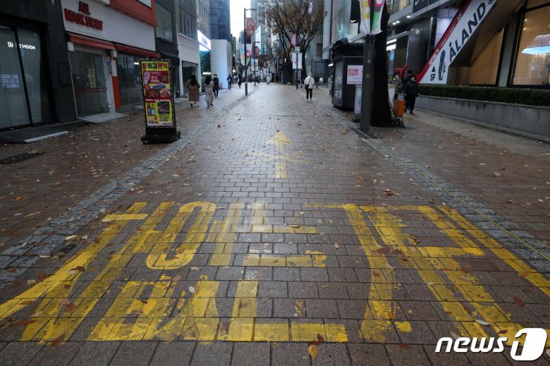 호텔·관광업계가 다시 코로나19(신종 코로나바이러스 감염증) 공포감에 휩싸이고 있다.  사진은 30일 오후 서울 중구 명동거리. 2021.11.30/뉴스1 © News1 이승배 기자
