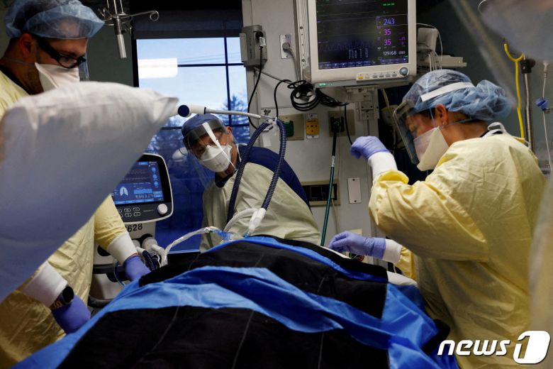 미국에서 코로나19 사망자 수가 일주일 평균 2200명을 넘어섰다. © 로이터=뉴스1 © News1 정윤영 기자