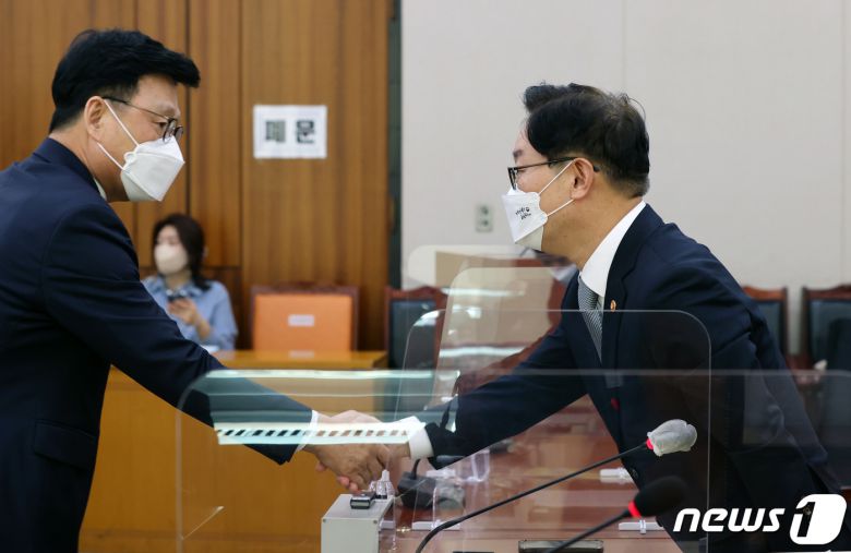 박범계 법무부 장관이 26일 오전 서울 여의도 국회에서 열린 법제사법위원회 전체회의에 출석해 박광온 법사위원장과 악수하고 있다. 2022.1.26/뉴스1 © News1 구윤성 기자