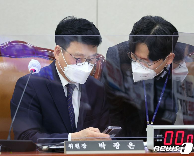 박광온 국회 법제사법위원장이 26일 오전 서울 여의도 국회에서 열린 법사위 전체회의에서 관계자와 대화하고 있다. 2022.1.26/뉴스1 © News1 구윤성 기자