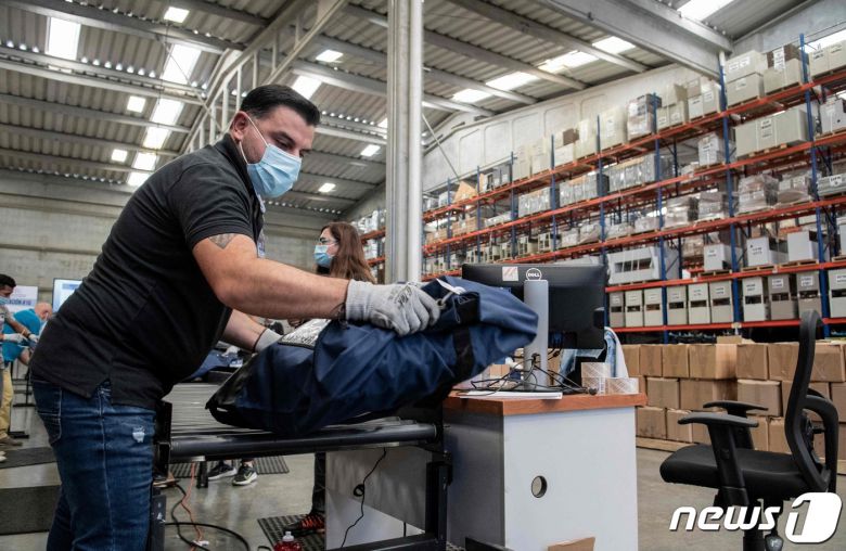 코스트리카 선거당국 관계자가 선거에 필요한 물품을 정리하고 있다. © AFP=뉴스1