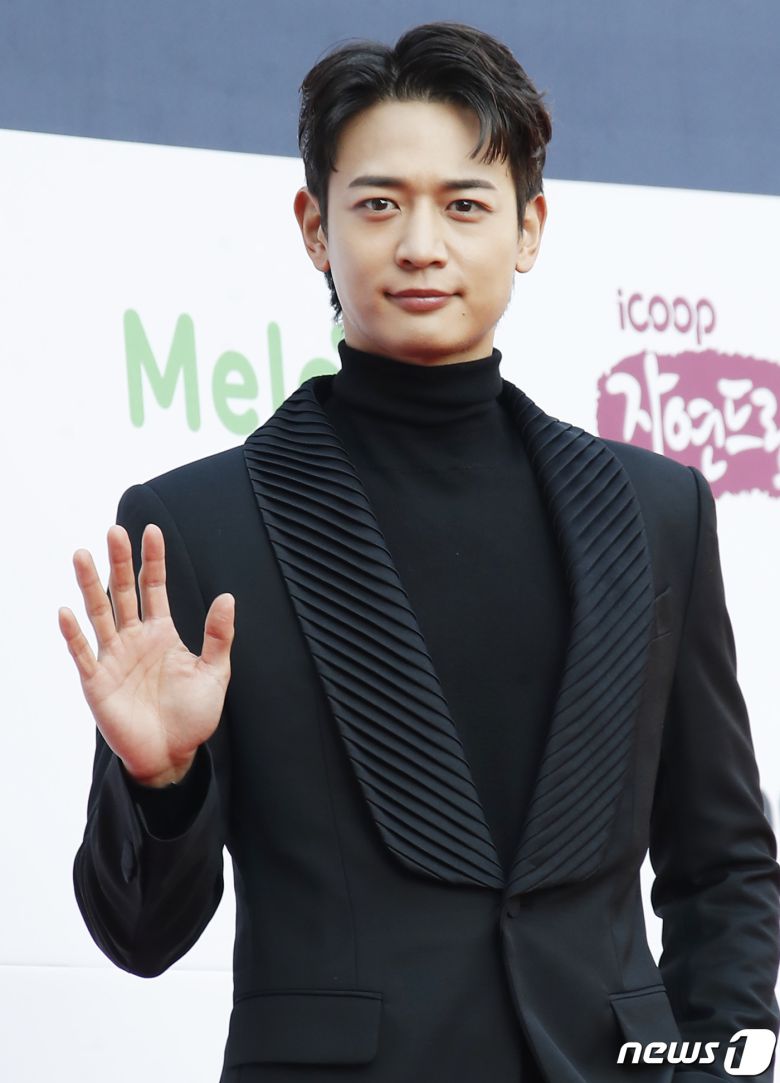 샤이니 민호가 27일 오후 서울 잠실 실내체육관에서 진행된 ‘제11회 가온차트 뮤직 어워즈’에 참석해 포즈를 취하고 있다. 2022.1.27/뉴스1 © News1 권현진 기자