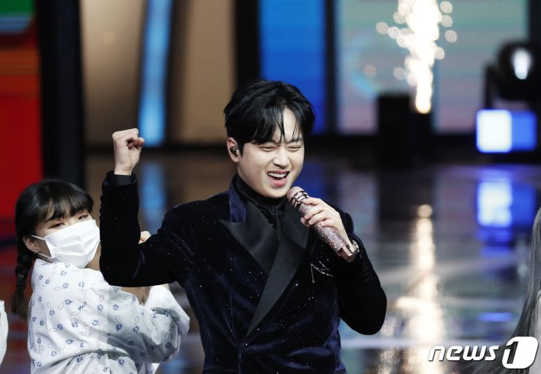 가수 이찬원이 27일 오후 서울 잠실 실내체육관에서 진행된 ‘제11회 가온차트 뮤직 어워즈’에 참석해 화려한 축하공연을 선보이고 있다. 2022.1.27/뉴스1 © News1 권현진 기자