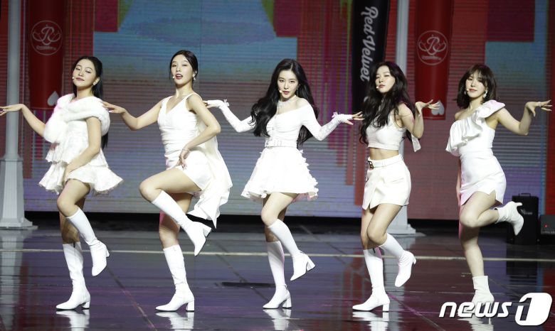 레드벨벳(Red Velvet) 예리(왼쪽부터), 조이, 아이린, 슬기, 웬디가 27일 오후 서울 잠실 실내체육관에서 진행된 ‘제11회 가온차트 뮤직 어워즈’에 참석해 화려한 공연을 선보이고 있다. 2022.1.27/뉴스1 © News1 권현진 기자
