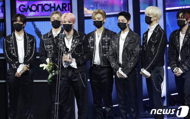 NCT 드림이 27일 오후 서울 잠실 실내체육관에서 진행된 ‘제11회 가온차트 뮤직 어워즈’에 참석해 올해의 가수상 피지컬앨범 부문을 수상한 뒤 소감을 말하고 있다. 2022.1.27/뉴스1 © News1 권현진 기자