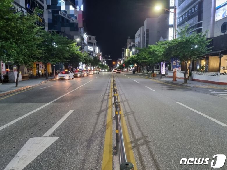 강원 강릉시 사회적 거리두기 4단계 적용 첫 날이었던 지난해 7월 19일 오후 9시쯤 지역 최대 유흥밀집지 교동 일대가 텅 비어있는 모습.(뉴스1 DB)