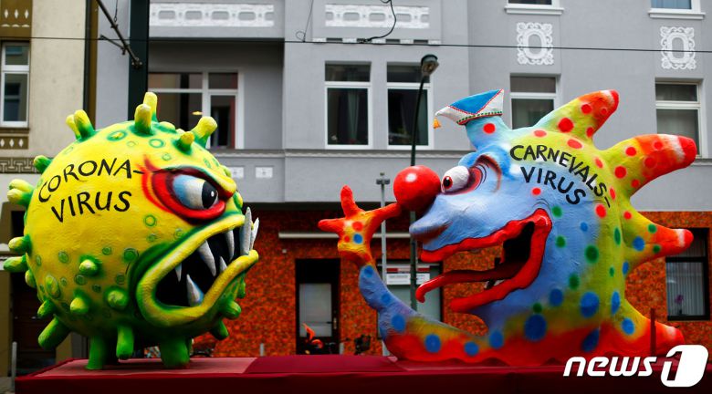 코로나19 바이러스 모형. © 로이터=뉴스1 © News1 정윤영 기자