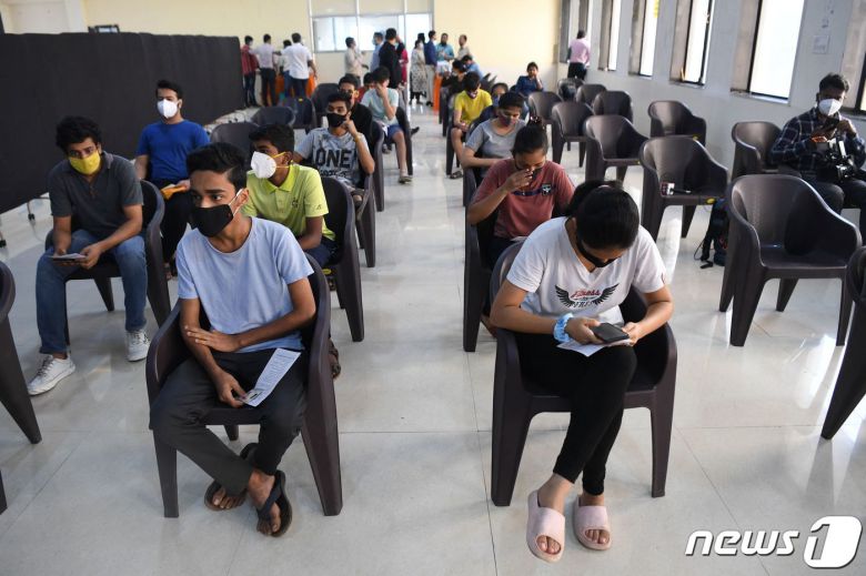 3일 (현지시간) 인도 뭄바이에 마련된 코로나19 백신 접종소에서 청소년들이 백신을 맞기 위해 기다리고 있다. © AFP=뉴스1 © News1 우동명 기자