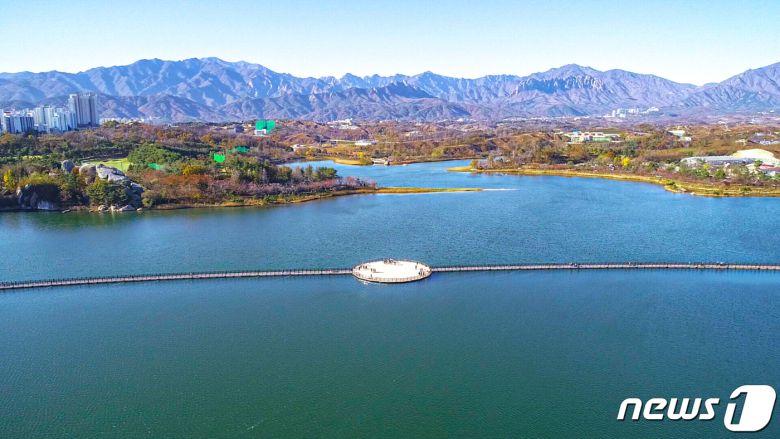 속초 영랑호수윗길. 속초시 제공)