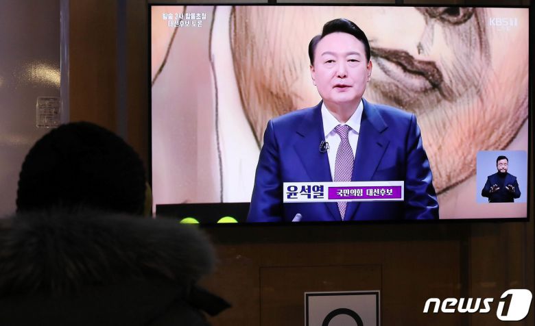 3일 서울역 대합실에서 시민들이 2022대선 4자 대통령후보초청 방송토론을 시청하고 있다. 2022.2.3/뉴스1 © News1 박세연 기자