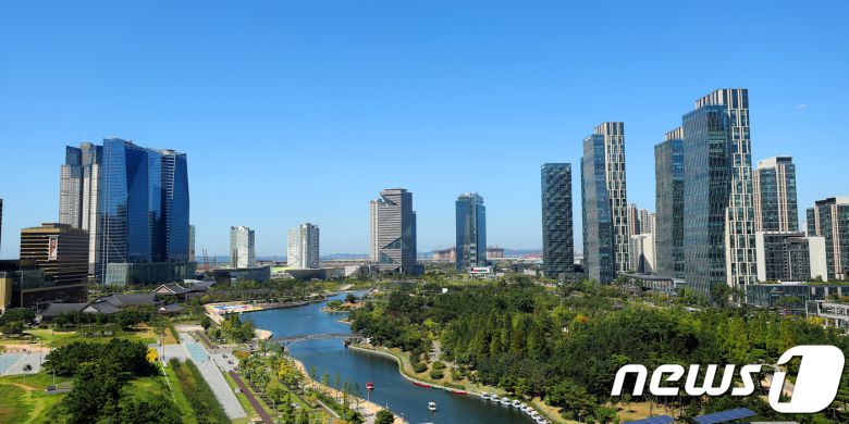 인천 송도 센트럴파크와 빌딩숲 © News1