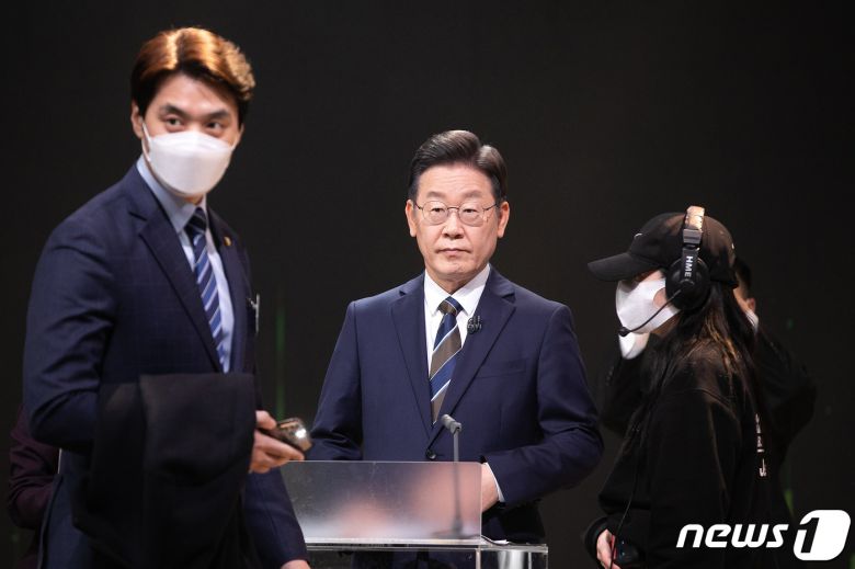 이재명 더불어민주당 대통령 후보가 3일 저녁 서울 영등포구 KBS 공개홀에서 열린 지상파 방송 3 (KBS·MBC·SBS) 합동 초청 대선후보 토론회 시작에 앞서 리허설을 하고있다. 2022.2.3/뉴스1 © News1 국회사진취재단