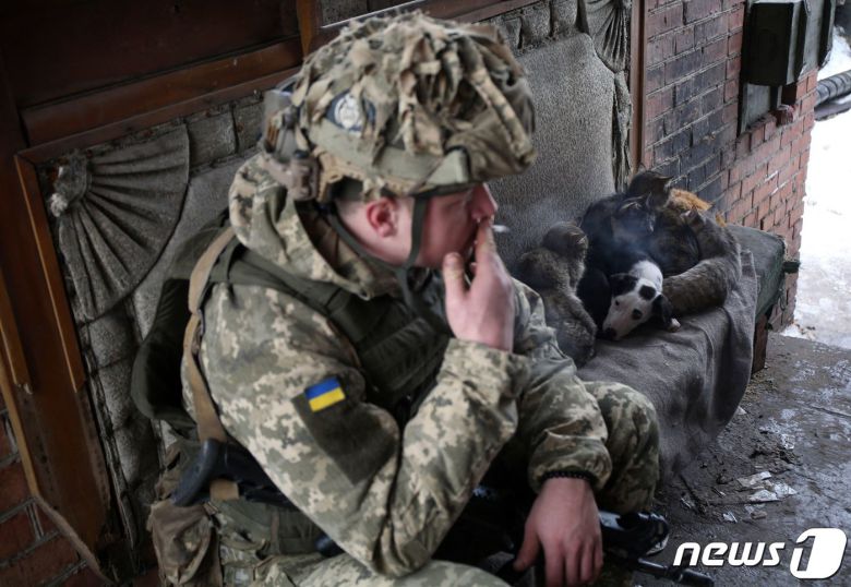 2일 (현지시간) 우크라이나 도네츠크 주에 있는 아우디이우카에서 우크라 군인이러시아의 지원을 받은 분리주의자들과 전선의 방공호서 담배를 피우고 있다. © AFP=뉴스1 © News1 우동명 기자