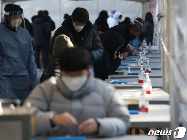 4일 오전 울산 남구 문수축구경기장에 마련된 신종 코로나바이러스 감염증(코로나19) 임시 선별검사소에서 시민들이 신속항원검사를 하고 있다. 울산에서는 전날 확진자가 471명이 발생하면서 하루 기준 최다 확진을 기록했다. 2022.2.4/뉴스1 © News1 윤일지 기자