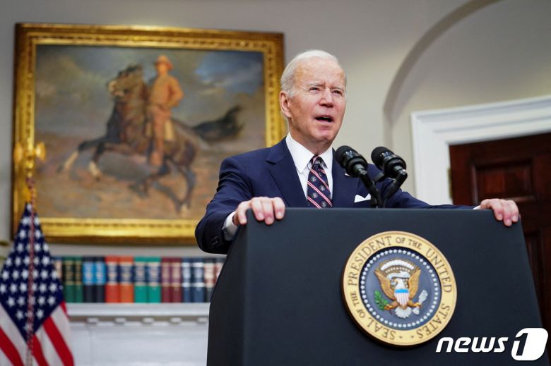 조 바이든 미국 대통령이 2022년 2월3일(현지시간) 미국 워싱턴 백악관 루스벨트룸에서 IS 지도자 아부 이브라힘 알하셰미 알쿠라이시에 대한 미 특수부대 작전에 대해 연설하고 있다. © 로이터=뉴스1 © News1 김현 특파원