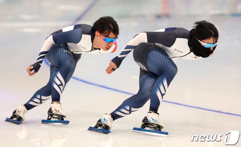 2022 베이징 동계올림픽 개막을 이틀 앞둔 2일 중국 베이징 국립 스피드 스케이팅 경기장에서 스피드 스케이팅 대표팀 김민석(왼쪽), 김준호가 훈련하고 있다. 2022.2.2/뉴스1 © News1 안은나 기자