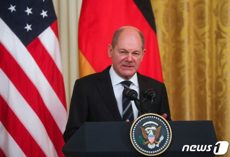 올라프 숄츠 독일 총리가 2022년 2월 7일(현지시간) 백악관에서 조 바이든 미국 대통령과 정상회담을 가진 후 공동 기자회견을 진행하는 모습. © 로이터=뉴스1 © News1 최서윤 기자