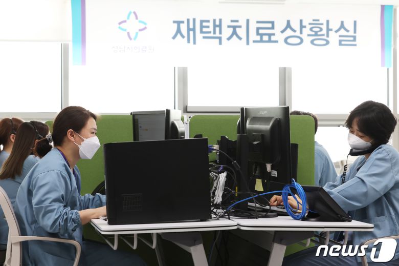 방역 당국이 앞으로 재택치료 환자를 집중관리군(60세 이상과 50세 이상 고위험·기저질환자)과 일반관리군 환자로 나눠 집중관리 환자 중심의 건강모니터링에 나선다고 밝힌 7일 오후 경기도 성남시 수정구 성남시의료원 재택치료상황실에서 의료진들이 재택치료자 모니터링을 하고 있다.2022.2.7/뉴스1 © News1 김영운 기자