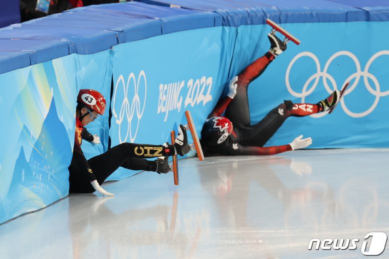 7일 중국 베이징 수도실내체육관에서 열린 2022 베이징 동계올림픽 쇼트트랙 여자 500m 8강전 경기에서 중국 판커신과 캐나다 찰스 앨리슨이 넘어지고 있다. 2022.2.7/뉴스1 © News1 안은나 기자