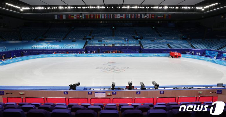 2022 베이징 동계올림픽 개막을 4일 앞둔 31일 중국 베이징 캐피털 실내 경기장에서 정빙 작업이 이뤄지고 있다. 2022.1.31/뉴스1 © News1 박지혜 기자
