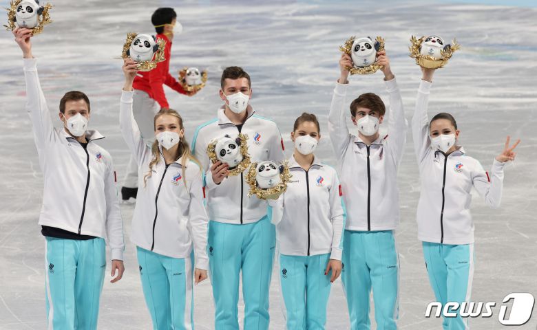 7일 중국 베이징 수도실내체육관에서 열린 2022 베이징 동계올림픽 피겨 팀이벤트 여자 싱글 프리스케이팅에서 러시아올림픽위원회(ROC)가 금메달을 차지, 카밀라 발리예바(Kamila Valieva)를 비롯한 선수들이 기념촬영을 하고 있다. 2022.2.7/뉴스1 © News1 안은나 기자