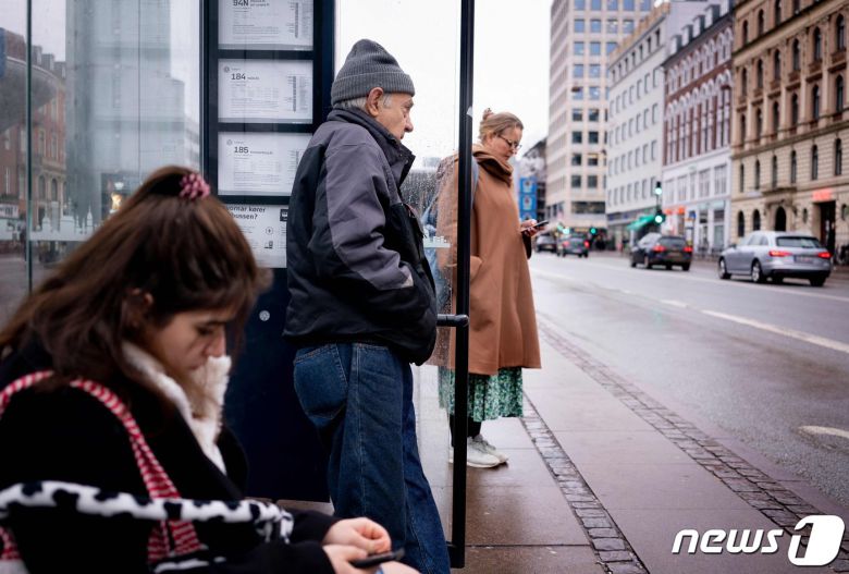 덴마크에서 대대적 방역 완화가 시작된 2022년 2월 1일 코펜하겐 한 버스 정류장 모습. 시민들이 모두 마스크를 쓰지 않고 있다. © AFP=뉴스1 © News1 최서윤 기자