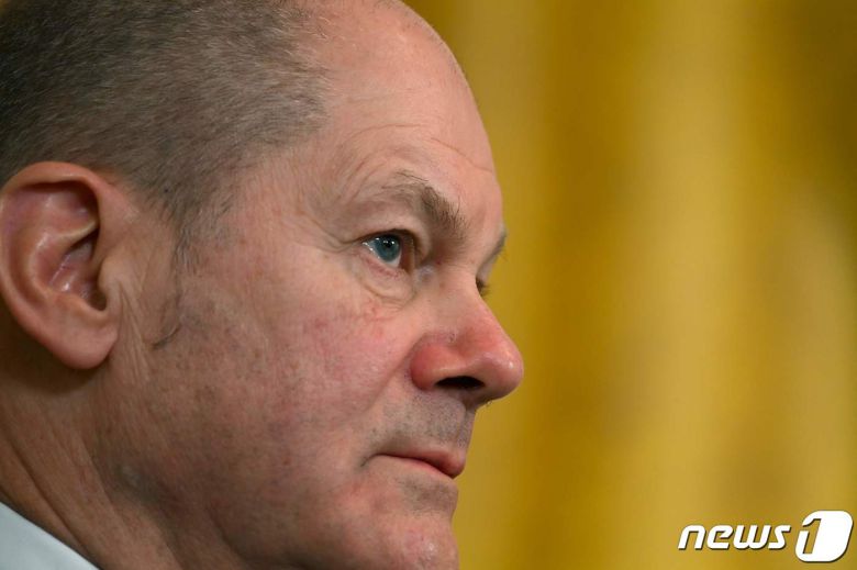 올라프 숄츠 독일 총리가 7일(현지시간) 워싱턴 백악관에서 열린 조 바이든 대통령과의 공동기자회견서 굳은 표정으로 바이든 대통령의 발언을 듣고 있다. © AFP=뉴스1 © News1 우동명 기자