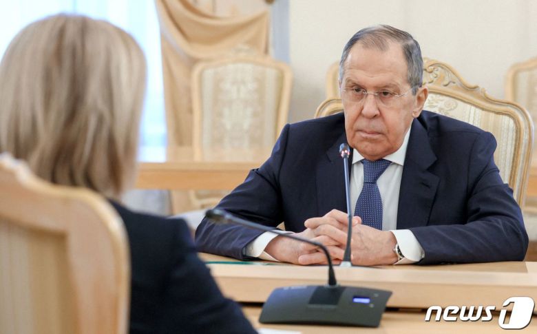 세르게이 라브로프 러시아 외무장관이 2022년 2월 10일(현지시간) 리즈 트러스 영국 외무장관과의 회담을 진행하고 있다. © AFP=뉴스1 © News1 김지현 기자