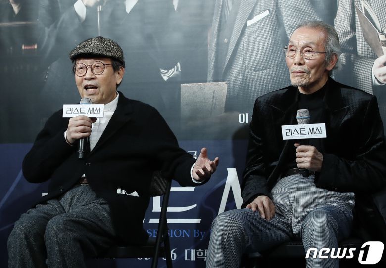 배우 신구(왼쪽)가 8일 오후 서울 종로구 예스24스테이지에서 열린 연극 ‘라스트 세션’의 기자간담회에 참석해 '오징어게임'에서 월드 스타가 된 오영수에 대해 이야기 하고 있다. ‘라스트 세션’은 영국과 독일과의 전면전을 선포하며 제2차 세계대전에 돌압한 1939년 9월3일을 배경으로 지그문트 프로이트와 C.S.루이스가 직접 만나 논쟁을 벌인다는 상상에 기반한 2인극이다. 2021.12.8/뉴스1 © News1 권현진 기자