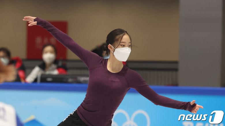 2022 베이징 동계올림픽 피겨스케이팅 여자 싱글 출전을 앞둔 유영이 10일 중국 베이징 캐피털 실내경기장 인근 피겨스케이팅장에서 첫 훈련을 하고 있다. 2022.2.10/뉴스1 © News1 박지혜 기자