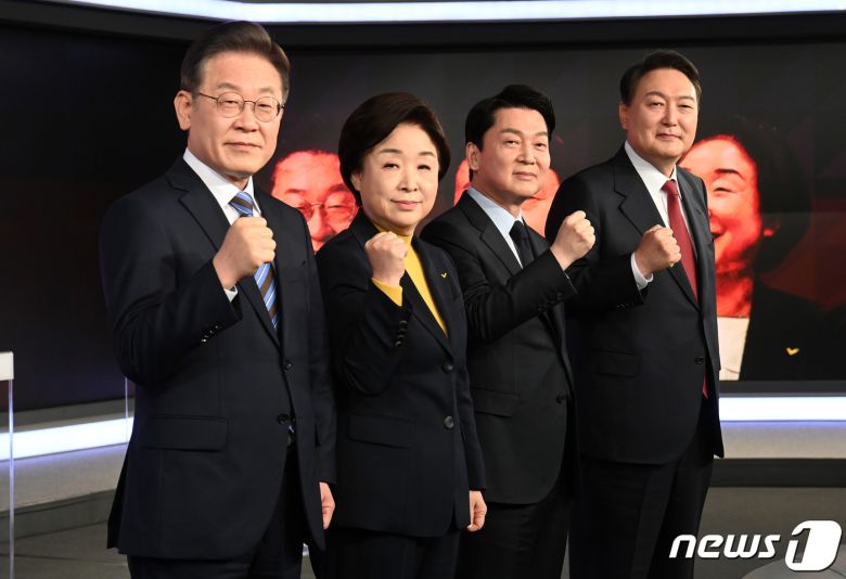 더불어민주당 이재명(왼쪽부터), 정의당 심상정, 국민의당 안철수, 국민의힘 윤석열 대선 후보가 11일 오후 서울 중구 매경미디어센터에서 열린 한국기자협회 주최‧방송 6개사 공동 주관 2022 대선후보 초청 토론회 시작에 앞서 기념촬영을 하고 있다. 2022.2.11/뉴스1 © News1 국회사진취재단